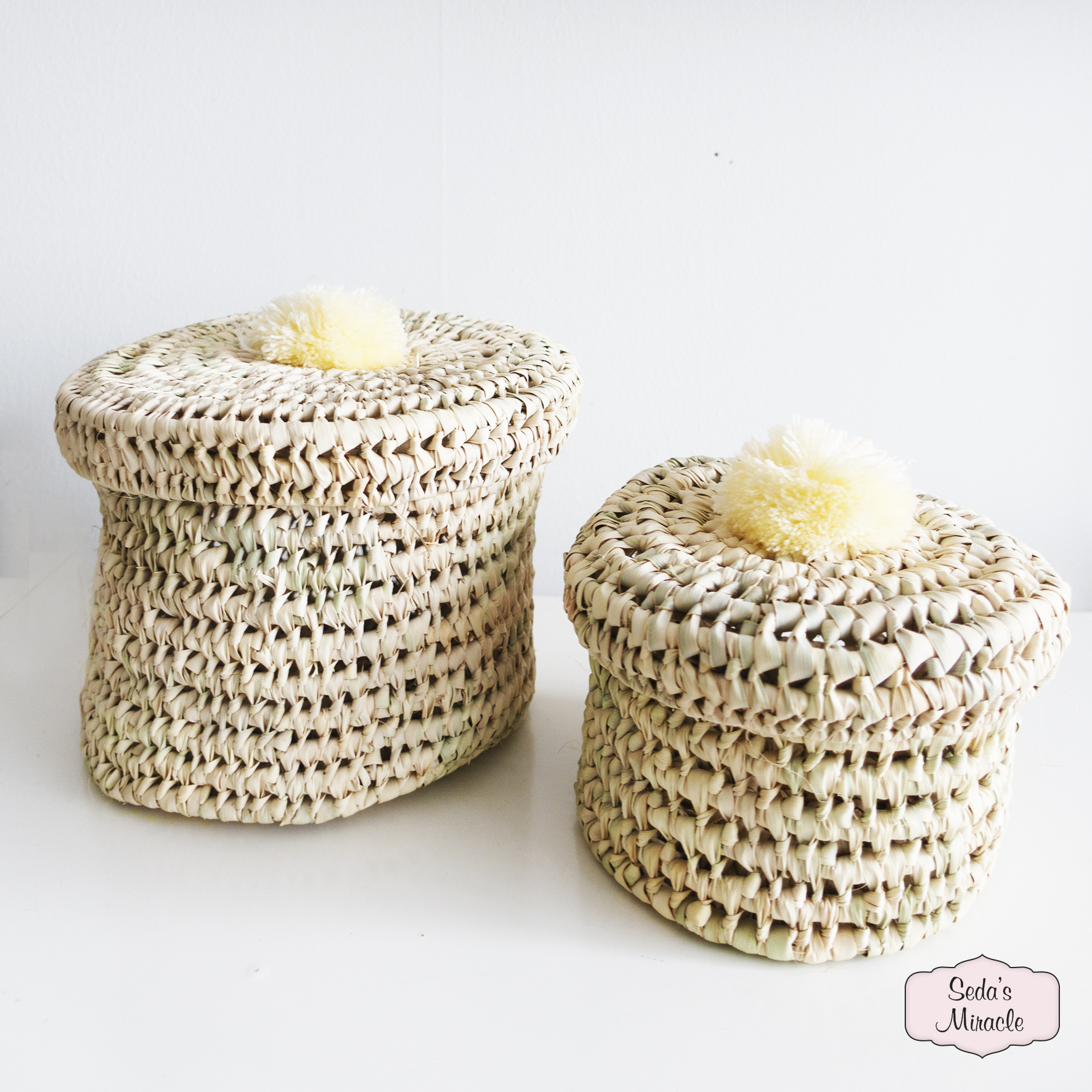 Handgemachter marokkanischer Palmpom-Korb, klein und mittelgroß Handgemachter marokkanischer Palmpom-Korb, klein und mittelgroß