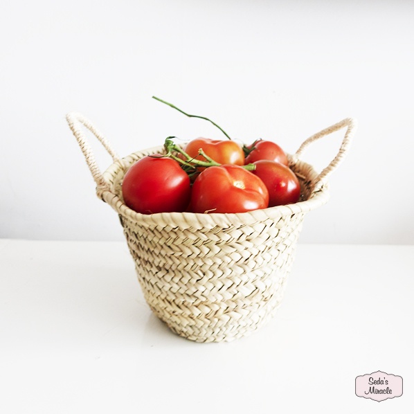 handgemaakte-marokkaanse-palmblad-mand-met-tomaten Handgemaakte Marokkaanse palmblad mand