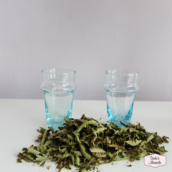 Tea special cadeaupakket met Marokkaanse beldi glazen en verbena thee
