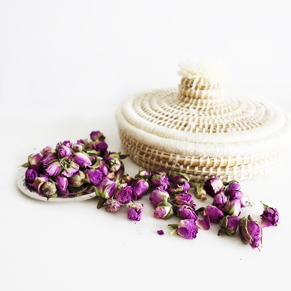 Walida cadeaupakket met handgemaakt Marokkaans Jewellery mandje met gedroogde Marokkaanse rozenknopjes en een Sanae schaaltje, zilver Walida cadeaupakket met handgemaakt Marokkaans Jewellery mandje met gedroogde Marokkaanse rozenknopjes en een Sanae schaaltje, zilver
