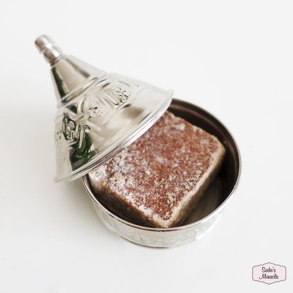 Handgemaakte Marokkaanse zilveren tajine, small met Marokkaans geurblokje amber musk jamid