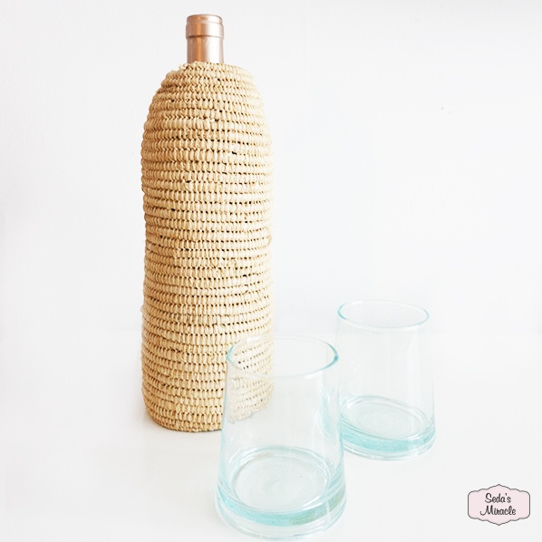 Handgemaakte Marokkaanse raffia flessenhoes met Marokkaanse Naqa glazen Handgemaakte Marokkaanse raffia flessenhoes met Marokkaanse Naqa glazen