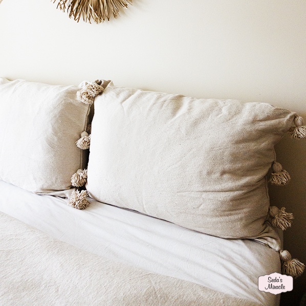 Handgemaakte Marokkaanse Berber pompom kussen creme, xlarge Handgemaakte Marokkaanse Berber pompom kussen creme, xlarge