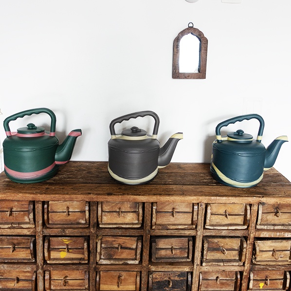 handgemaakte-afrikaanse-fair-trade-gieter-gerecycled-plastic-groen-roze-grijs-geel-blauwgroen-geel-theepot Handgemaakte Afrikaanse gieters, theepot
