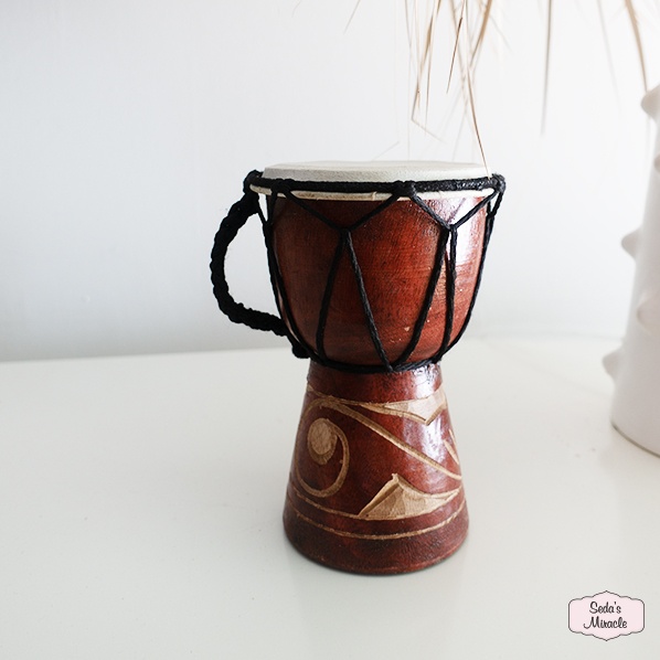 Handgefertigte Irma Djembe aus Holz, klein