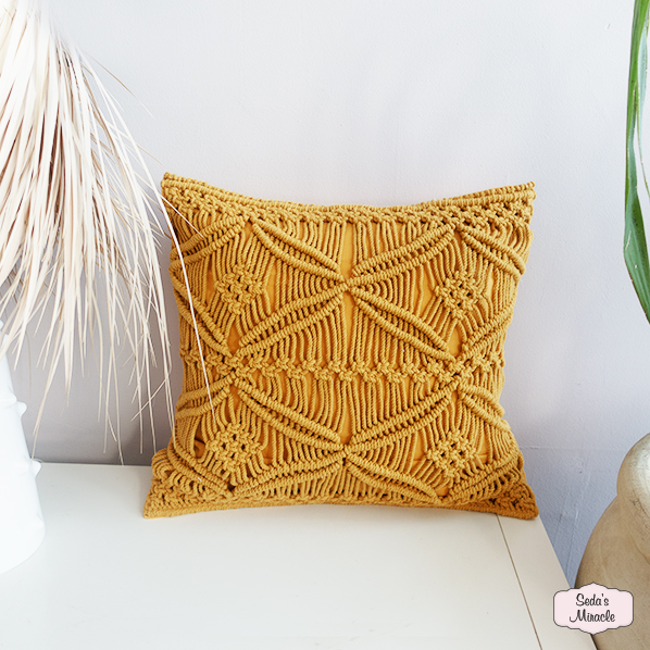 Macramé Navora kussen, okergeel