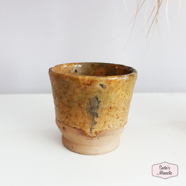 Handgefertigte marokkanische Tiznit Faysa Tasse / Schale aus Keramik, senffarben Handgefertigte marokkanische Tiznit Faysa Tasse / Schale aus Keramik, senffarben