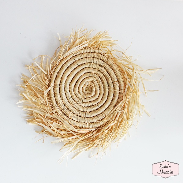 handgemaakte-marokkaanse-mene-pannen-tajine-onderzetter-van-raffia-met-franjes 2 Marokkaanse Mene onderzetter van raffia