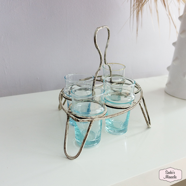 Vintage glazenrekje / houder, wit met Marokkaanse beldi glazen Vintage glazenrekje / houder, wit met Marokkaanse beldi glazen