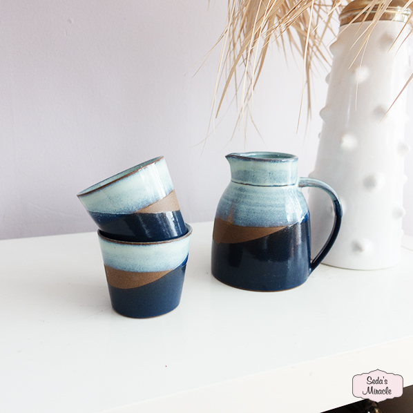 handgemaakte-asha-karaf-en-mok-beker-van-aardewerk-lichtblauw-bruin-blauw Asha beker en karaf, lichtblauw bruin blauw