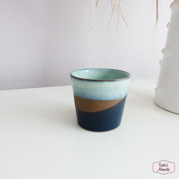 handgemaakte-asha-mok-beker-van-aardewerk-lichtblauw-bruin-blauw 2 Asha beker, lichtblauw bruin blauw