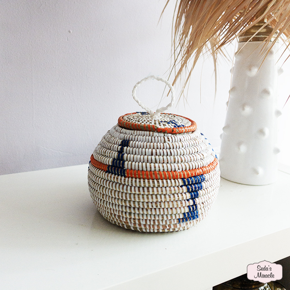 Afrikaanse Sanaa mand, wit oranje blauw