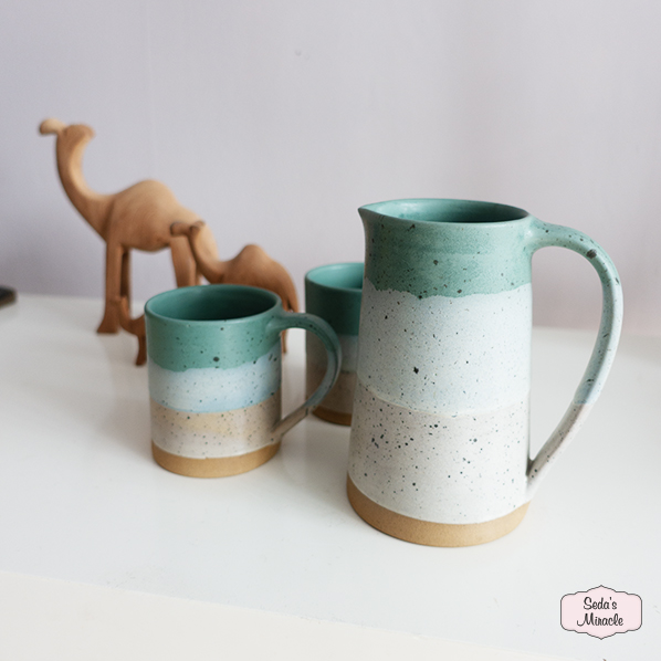 handgemaakte-amra-mok-beker-met-oor-met-karaf-met-oor-van-aardewerk-turquoise-blauw-bruin Amra beker en karaf, turquoise blauw bruin