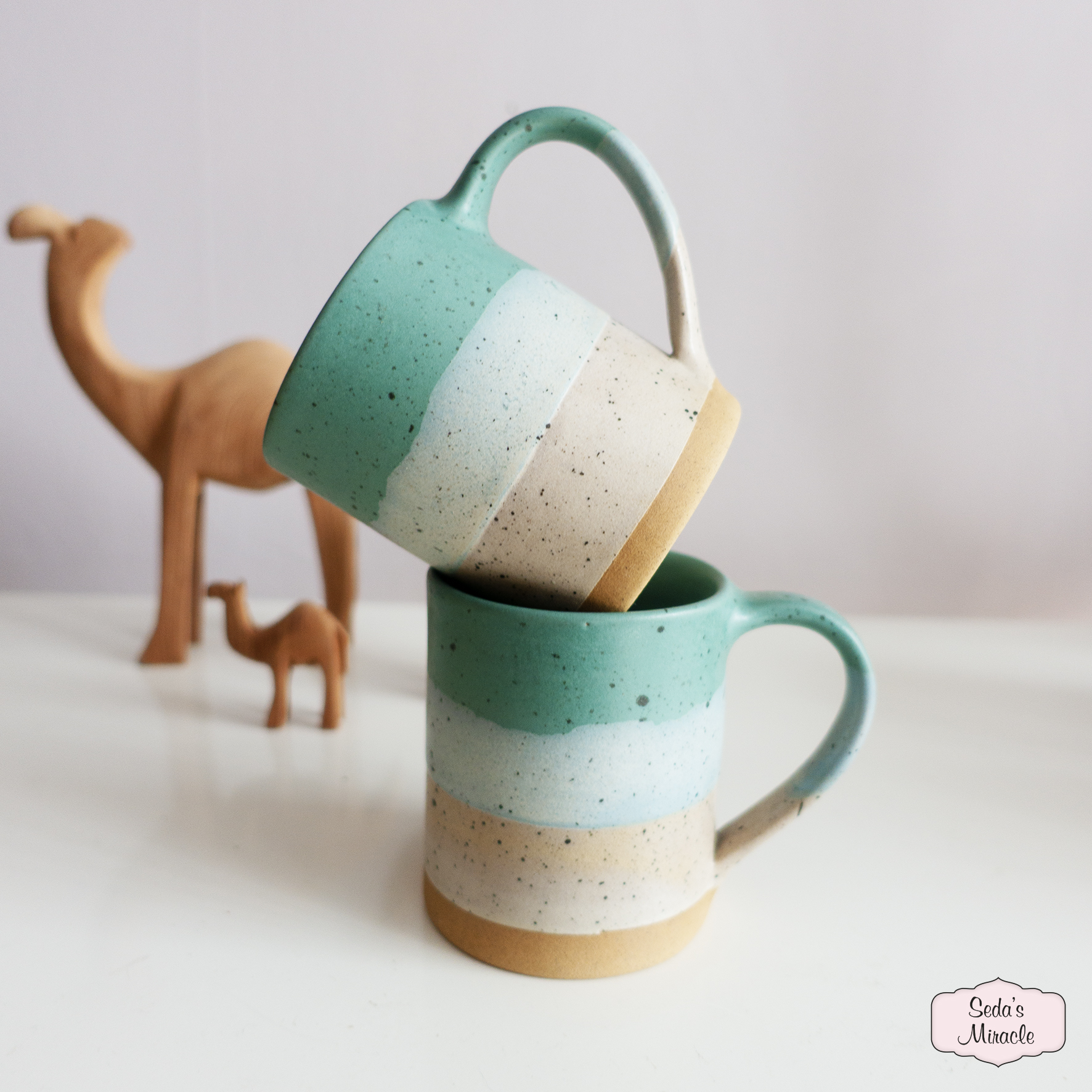 handgemaakte-amra-mok-beker-met-oor-van-aardewerk-turquoise-blauw-bruin Amra beker, turquoise blauw bruin