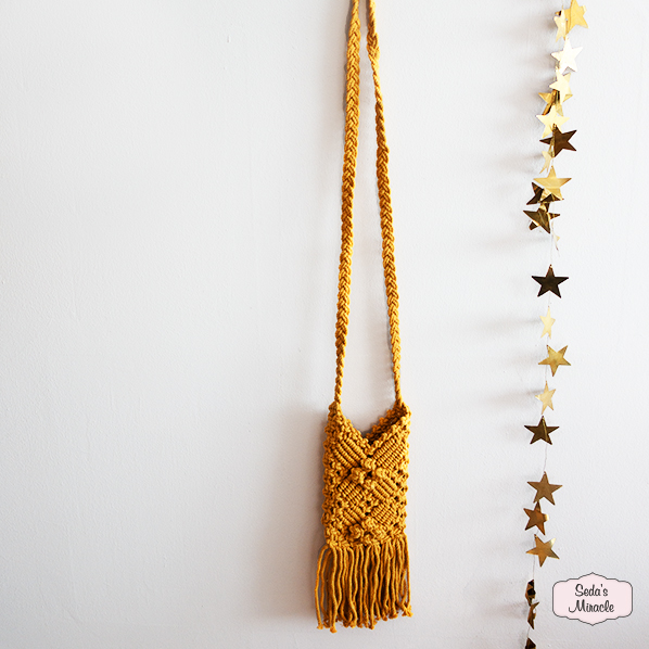 handgemaakte-gehaakte-macrame-sahar-telefoontasje-okergeel 2 Macramé Sahar tas, okergeel