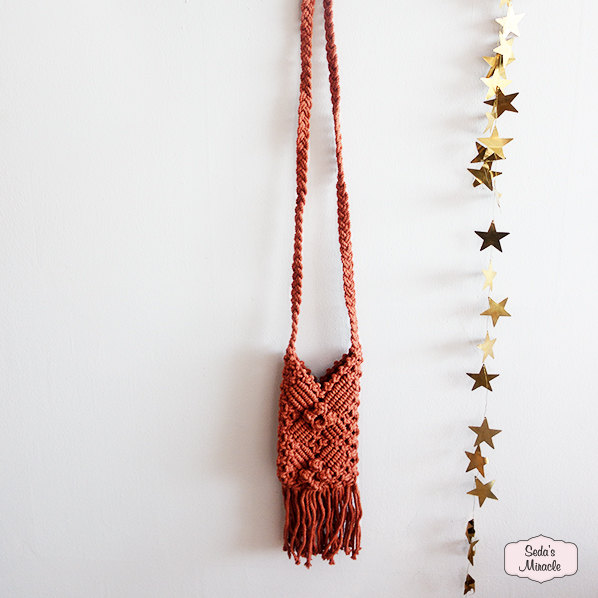 handgemaakte-gehaakte-macrame-sahar-telefoontasje-roestbruin Macramé Sahar telefoontasje, roestbruin