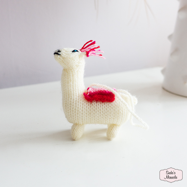 handgemaakte-lama-hanger-van-alpaca-wol-fair-trade-uit-peru-wit-met-roze 2 Lama hanger